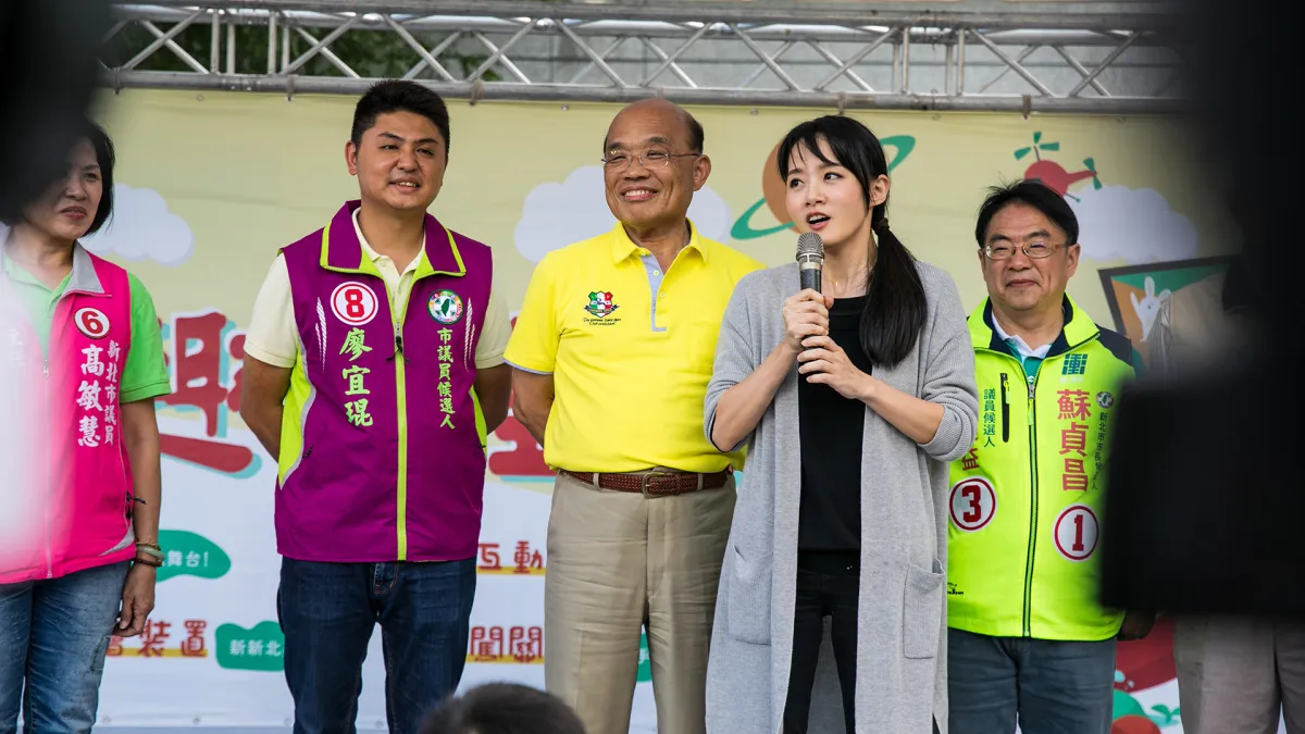 民進黨新北市長候選人蘇貞昌10日加開樹林北大特區及土城場次「玩趣總統員」遊樂園,時代力量立委林昶佐(Freddy)帶著太太(右二)與小朋友一起力挺蘇貞昌。(蘇貞昌辦公室提供)