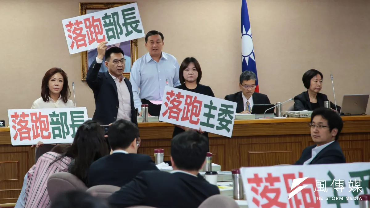 20180703-國民黨立委李彥秀、江啟臣、馬文君3日於立院外交國防委員會舉牌抗議。(顏麟宇攝)