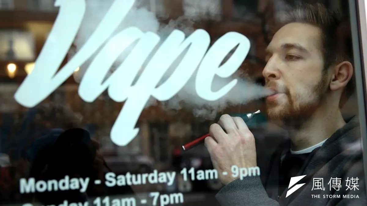 美國食品藥管理局擬對電子菸進行管制,但電子菸的利弊仍有爭論(抽菸過量,有礙健康)。(美聯社)