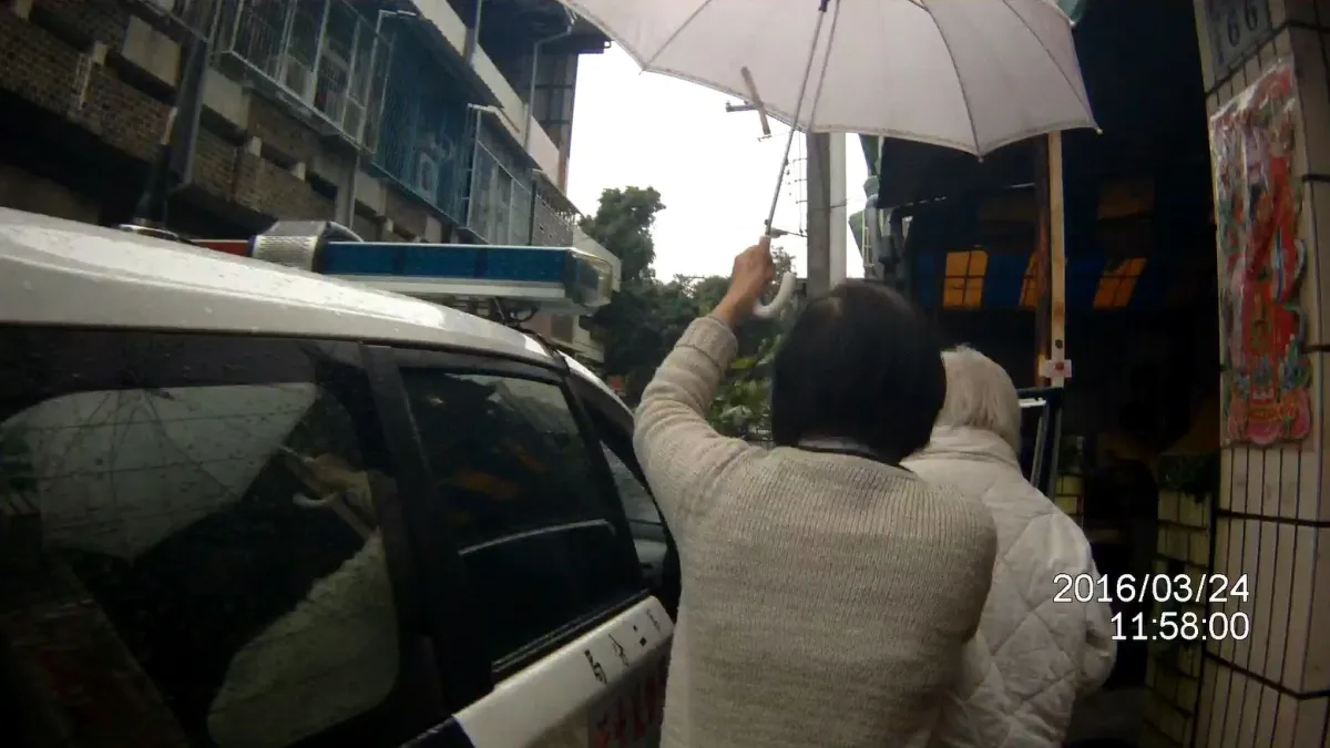 失智老婦迷途街頭 嘉市熱心員警協助返家