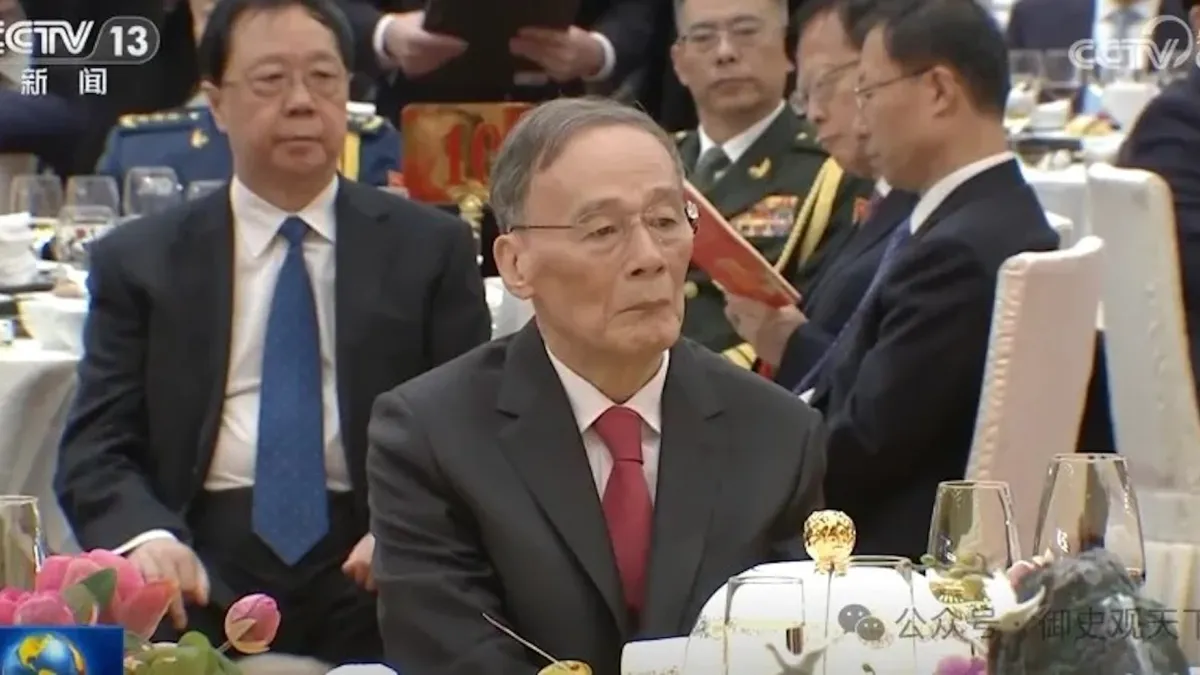 曾經幫習近平清除政敵的前中紀委書記王岐山,在中共建政75周年的國慶招待會上全程撲克臉。(截自央視)