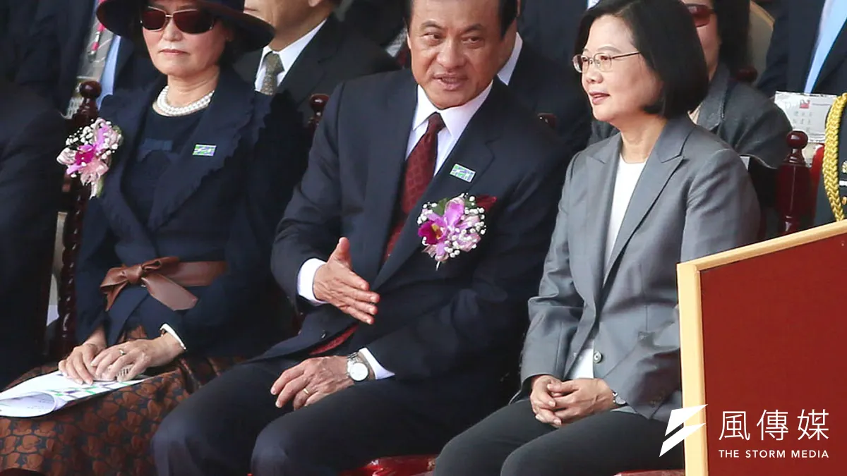 蘇嘉全(右二)深受蔡英文(右)信賴,卻搞不定家人,妻子洪恒珠(左)鬧著選立委,並在27日正式成立競選總部。(資料照,柯承惠攝)