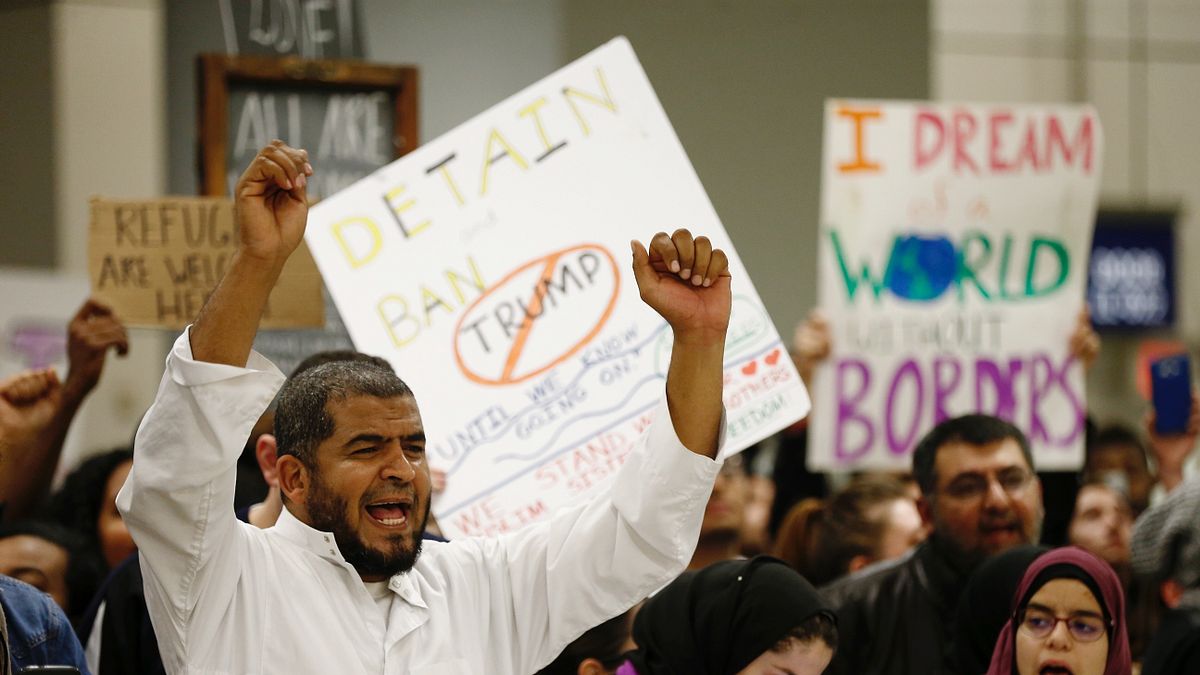 美國民眾於機場抗議川普禁令。(美聯社) 美國民眾於機場抗議川普禁令。(美聯社)