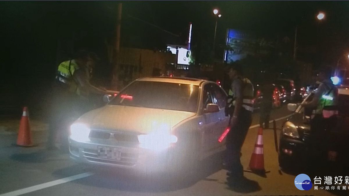 毒蟲遇警盤檢意圖闖關 勇警擊破車窗阻衝撞 毒蟲遇警盤檢意圖闖關 勇警擊破車窗阻衝撞