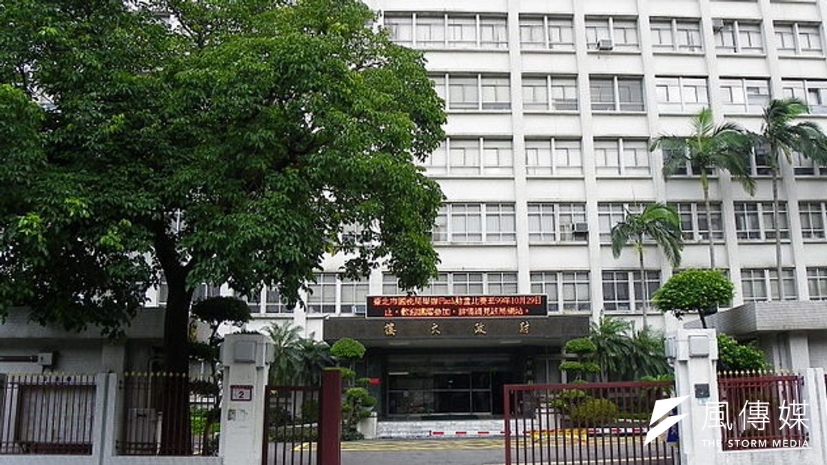 官僚肥大,是納稅人的災難,財政部收的稅永遠填不滿花費。(取自維基百科) 官僚肥大,是納稅人的災難,財政部收的稅永遠填不滿花費。(取自維基百科)