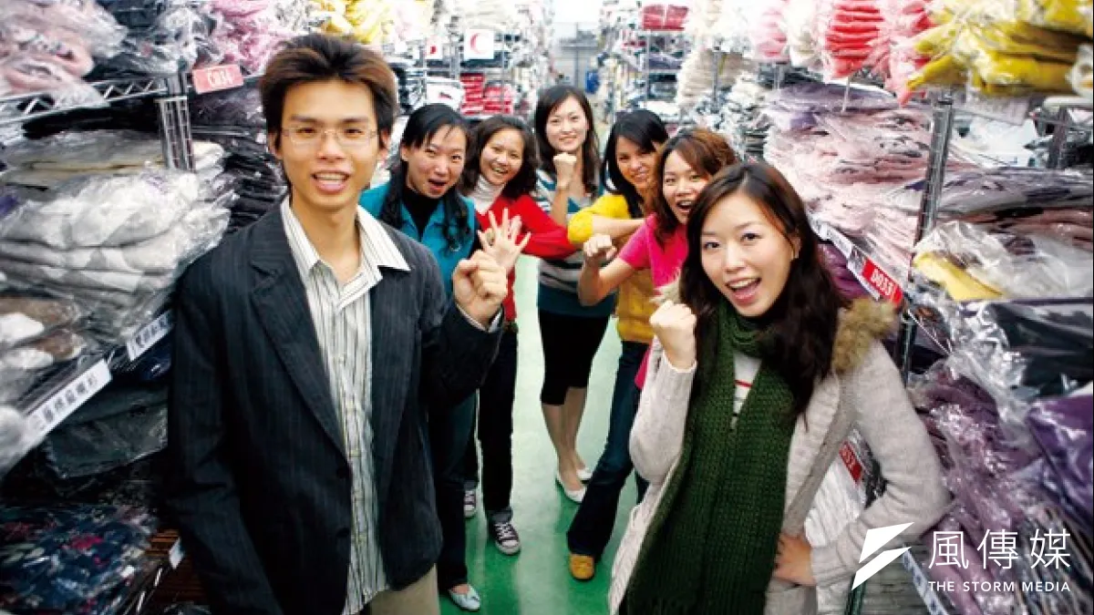 2007年笑著合影的東京著衣創辦人鄭景太(前左)、周品均(前右) ,現在則控訴對方外遇、爆出離婚分產糾紛,讓家務事演變成東京著衣繼續成長的絆腳石。