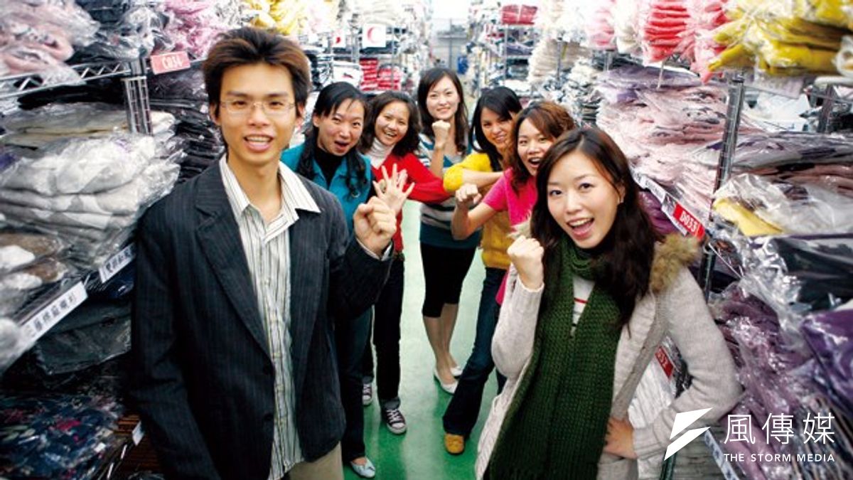 2007年笑著合影的東京著衣創辦人鄭景太(前左)、周品均(前右) ,現在則控訴對方外遇、爆出離婚分產糾紛,讓家務事演變成東京著衣繼續成長的絆腳石。 2007年笑著合影的東京著衣創辦人鄭景太(前左)、周品均(前右) ,現在則控訴對方外遇、爆出離婚分產糾紛,讓家務事演變成東京著衣繼續成長的絆腳石。