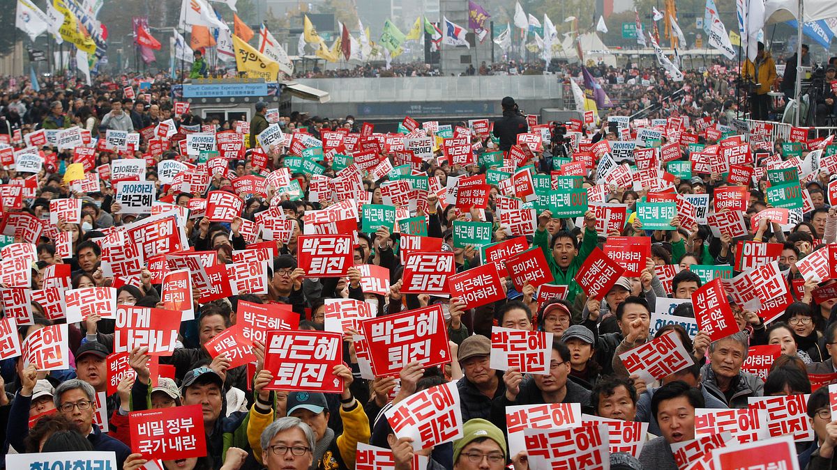 南韓民眾11月5日再度走上街頭,要求朴槿惠立刻下台。(美聯社) 南韓民眾11月5日再度走上街頭,要求朴槿惠立刻下台。(美聯社)