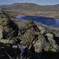 2025年9月17日、デンマーク軍はグリーンランドのカンゲルルスワークで、数百名の欧州NATO加盟国兵士と共に演習に参加した。(写真/AP通信提供) 2025年9月17日、デンマーク軍はグリーンランドのカンゲルルスワークで、数百名の欧州NATO加盟国兵士と共に演習に参加した。(写真/AP通信提供)