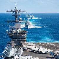 アメリカの《台湾関係法》は台湾有事の際の米軍の出動について明確に規定しておらず、歴代政府も曖昧な姿勢を維持してきた。しかし、新版NDSには「米軍介入」が仮想シナリオとして含まれ、北京が軍事圧力を加える場合、ワシントンは軍備の配備を強化するだけでなく、解放軍の台湾制圧を直接的に阻止する行動を取ることを意味している。(写真/公式フェイスブック提供) アメリカの《台湾関係法》は台湾有事の際の米軍の出動について明確に規定しておらず、歴代政府も曖昧な姿勢を維持してきた。しかし、新版NDSには「米軍介入」が仮想シナリオとして含まれ、北京が軍事圧力を加える場合、ワシントンは軍備の配備を強化するだけでなく、解放軍の台湾制圧を直接的に阻止する行動を取ることを意味している。(写真/公式フェイスブック提供)
