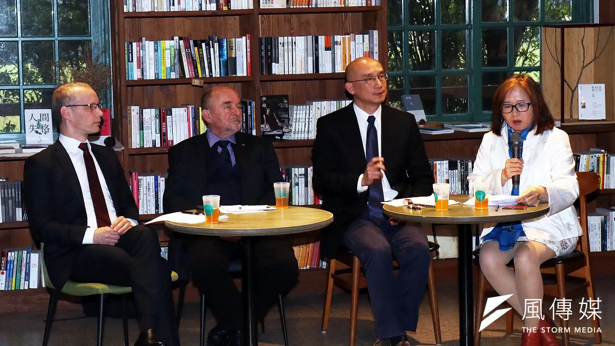行政院黨產會邀請德國「聯邦專責處理東德社會統一黨獨裁政權基金會」董事長耶朋曼(左二)、副執行長格林堡(左一),就轉型正義的經驗進行交流。(蘇仲泓攝)
