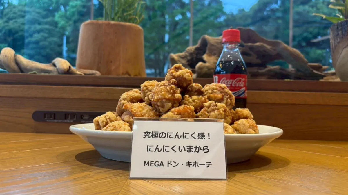 第17回からあげグランプリの受賞企業が自慢のからあげを披露し、コカ・コーラとの相性を楽しむメディア向け試食会が開催された。(写真/「コカ・コーラ」広報事務局提供)
