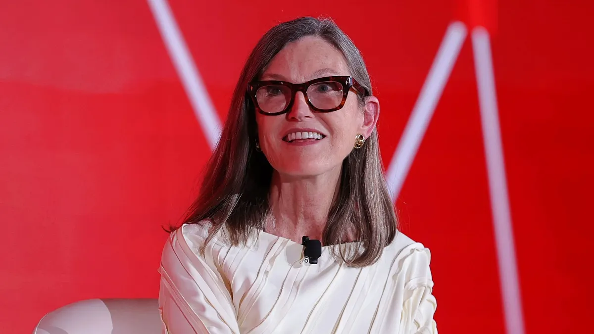 演講過程中,伍德也透露,自己雖然未曾與現任董事長魏哲家見面,但過去曾與創辦人張忠謀交流。她大讚張忠謀奠定了台積電的企業文化與選才哲學,這是企業能長期立於不敗的重要基礎。(圖/取自linkedin@Cathie Wood) 演講過程中,伍德也透露,自己雖然未曾與現任董事長魏哲家見面,但過去曾與創辦人張忠謀交流。她大讚張忠謀奠定了台積電的企業文化與選才哲學,這是企業能長期立於不敗的重要基礎。(圖/取自linkedin@Cathie Wood)