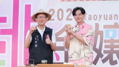 桃園市副市長王明鉅合體許富凱,宣傳「2023桃金孃節」。(圖/桃園市政府提供)