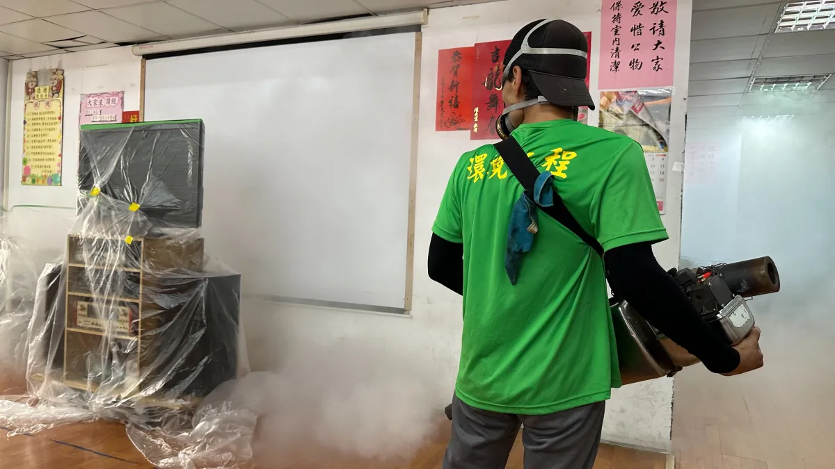入戶噴消作業。(圖/新北市環保局提供)