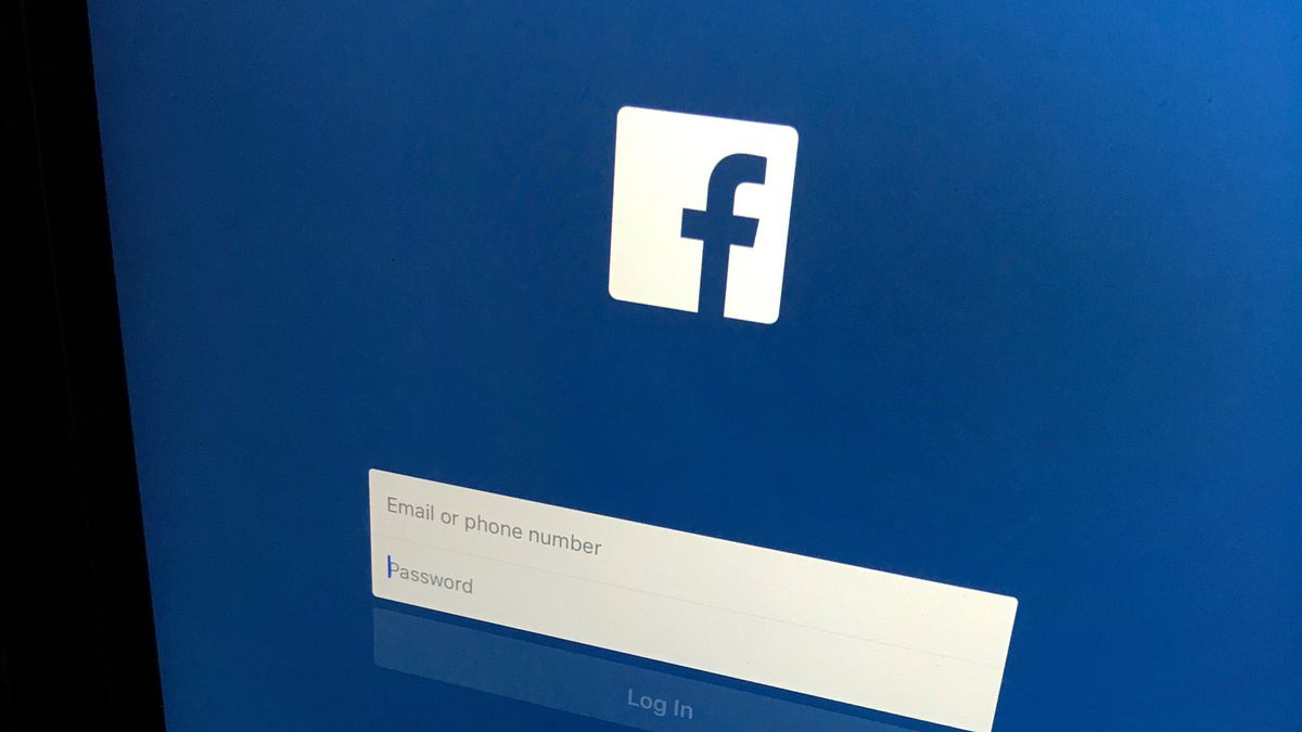 英國科技公司「劍橋分析」竊取臉書帳戶的風暴愈演愈烈,臉書估計,最高恐有8700萬用戶受害。(AP) 英國科技公司「劍橋分析」竊取臉書帳戶的風暴愈演愈烈,臉書估計,最高恐有8700萬用戶受害。(AP)