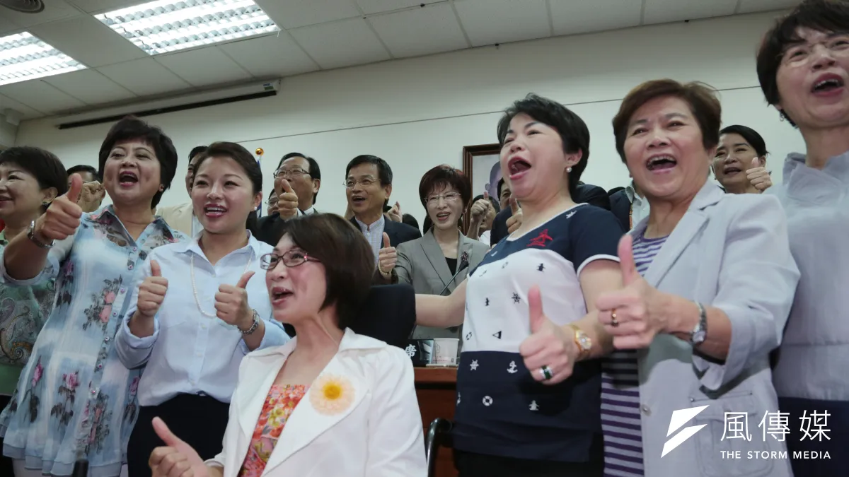 2016立委選舉,中央行政資源沒挹注,各選區立委私下感嘆,彷彿已提前政黨輪替,「執政優勢成為憂事」。圗為先前洪秀柱赴立院國民黨團大會發表政見。(資料照,余志偉攝)