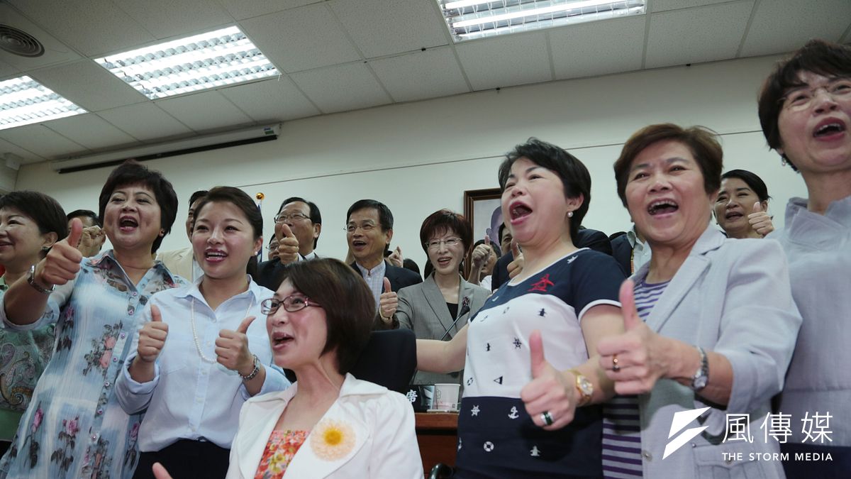 2016立委選舉,中央行政資源沒挹注,各選區立委私下感嘆,彷彿已提前政黨輪替,「執政優勢成為憂事」。圗為先前洪秀柱赴立院國民黨團大會發表政見。(資料照,余志偉攝) 2016立委選舉,中央行政資源沒挹注,各選區立委私下感嘆,彷彿已提前政黨輪替,「執政優勢成為憂事」。圗為先前洪秀柱赴立院國民黨團大會發表政見。(資料照,余志偉攝)
