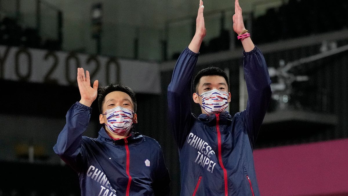 王齊麟與李洋勇奪東京奧運男子羽球雙打項目金牌,本次奧運台灣選手取得史上最佳成績。(資料照,美聯社) 王齊麟與李洋勇奪東京奧運男子羽球雙打項目金牌,本次奧運台灣選手取得史上最佳成績。(資料照,美聯社)