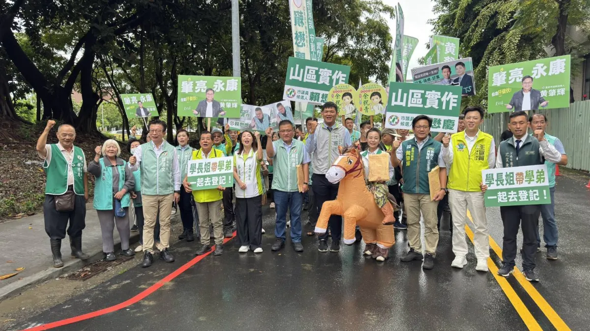 民進黨台南市議員新人賴懋慶、沈震南登記首日搶得頭香,在立委郭國文、賴惠員等「學長姐」助陣下,與尋求連任的黃肇輝、王宣貿、蔡麗青、余柷青等議員完成登記。(圖/徐炳文翻攝)