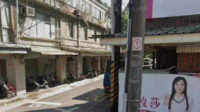 歷時20年的南港東南街都更案,背後承載著老南港人的記憶,在鐵路地下化以前,這裡曾是南港最熱鬧的一條街。(取自Google Maps)