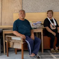 洪水災害を免れた後、陳春龍さん(左)と巴阿妹(バアメイ)さん夫妻は仮設住宅に入居したが、今もなお、再び立ち退かずに済む「家」を待ち続けている。(劉偉宏撮影) 洪水災害を免れた後、陳春龍さん(左)と巴阿妹(バアメイ)さん夫妻は仮設住宅に入居したが、今もなお、再び立ち退かずに済む「家」を待ち続けている。(劉偉宏撮影)