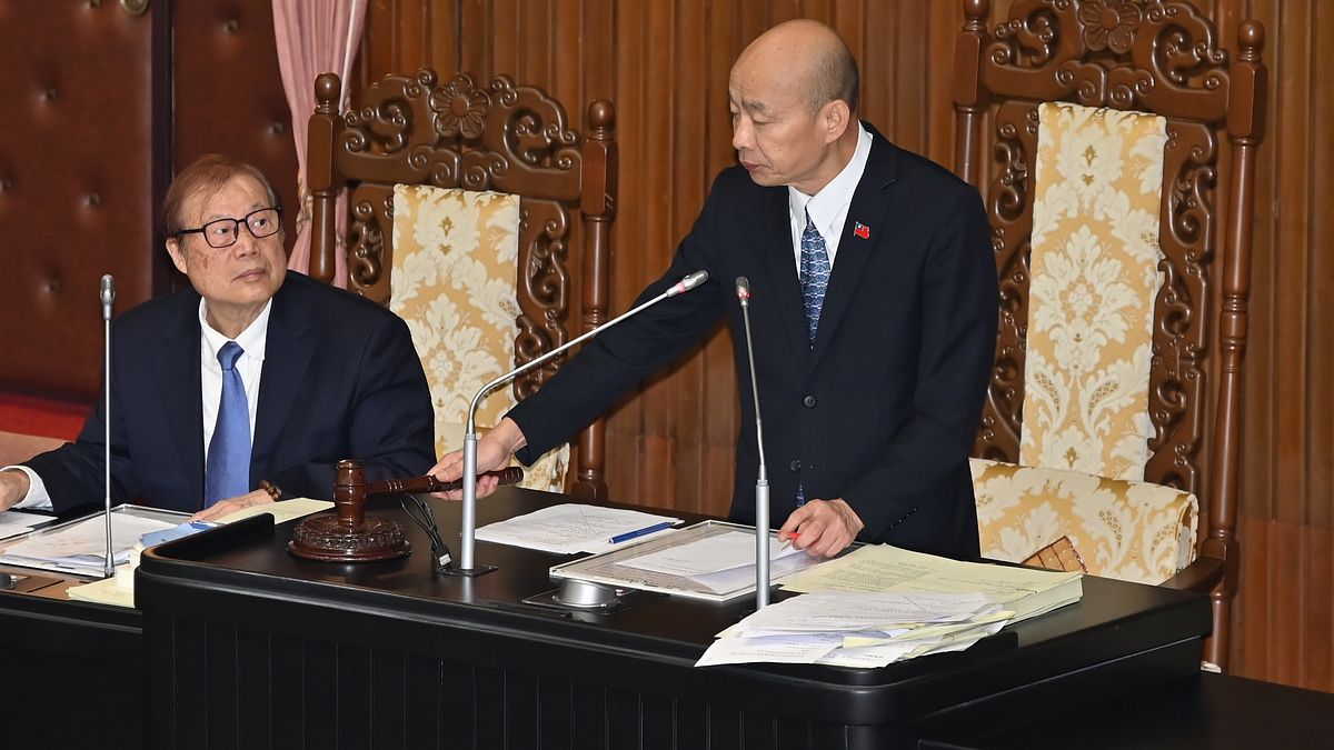 立法院長韓國瑜16日於院會敲槌宣布法案完成三讀程序通過。(陳昱凱攝) 立法院長韓國瑜16日於院會敲槌宣布法案完成三讀程序通過。(陳昱凱攝)