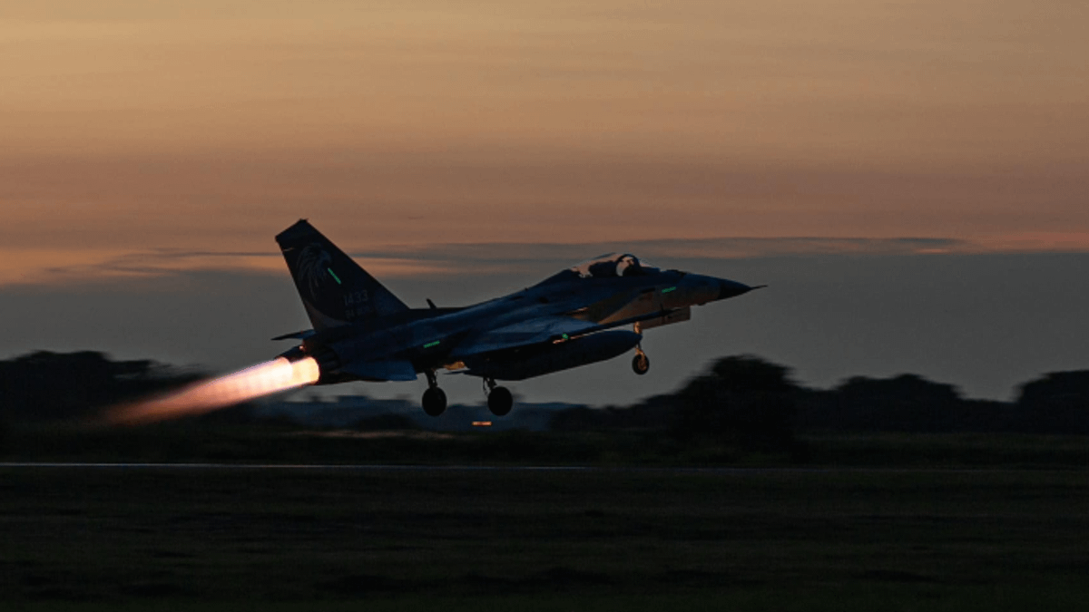 中共日前展開環台軍演,軍事迷錄到軍機隊我戰機嗆聲。(示意圖/翻攝自「國防部發言人」臉書) 中共日前展開環台軍演,軍事迷錄到軍機隊我戰機嗆聲。(示意圖/翻攝自「國防部發言人」臉書)