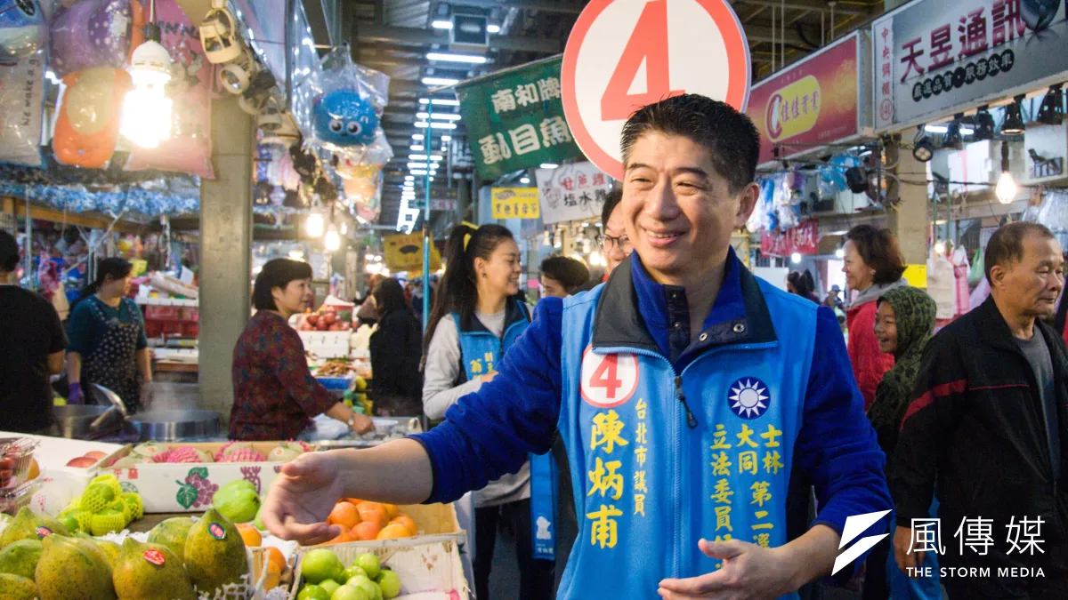 北市立委補選將在27日舉行,國民黨候選人陳炳甫17日在臉書PO出和國民黨中央委員連勝文合拍影片,承諾只要得票數超過5萬票,兩人就去跳水給大家看。(資料照,甘岱民攝)