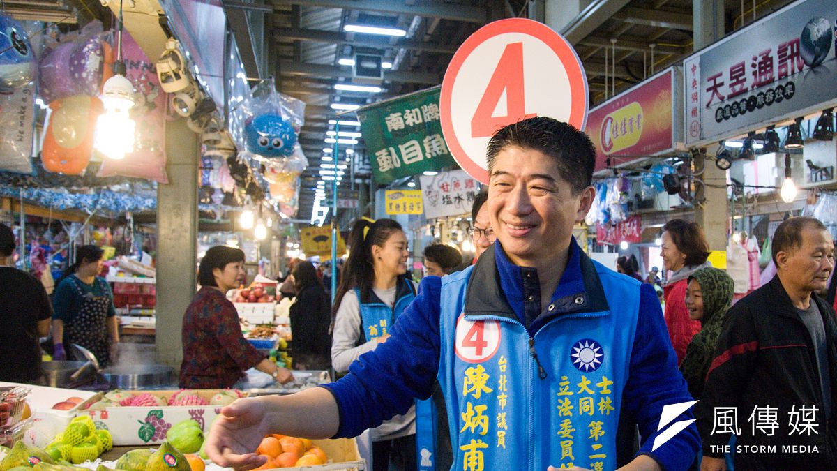 北市立委補選將在27日舉行,國民黨候選人陳炳甫17日在臉書PO出和國民黨中央委員連勝文合拍影片,承諾只要得票數超過5萬票,兩人就去跳水給大家看。(資料照,甘岱民攝) 北市立委補選將在27日舉行,國民黨候選人陳炳甫17日在臉書PO出和國民黨中央委員連勝文合拍影片,承諾只要得票數超過5萬票,兩人就去跳水給大家看。(資料照,甘岱民攝)
