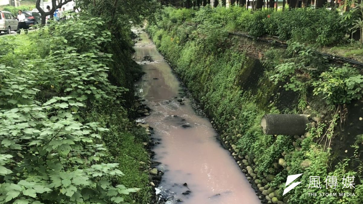環保局巡查時發現鳳山溪水溝變成草莓牛奶色。(圖/徐炳文攝) 環保局巡查時發現鳳山溪水溝變成草莓牛奶色。(圖/徐炳文攝)