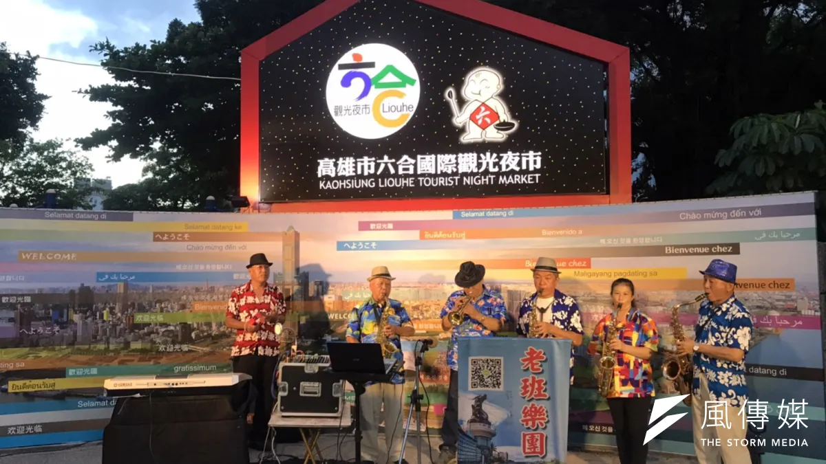 高雄市政府經發局為振興商圈,辦理「商圈環境改造競賽」,於自立路與六合路口周邊設置招牌意象,加強路樹照明和改善休憩座椅等硬體設施,並新增街頭藝人免費表演空間。(圖/徐炳文攝)