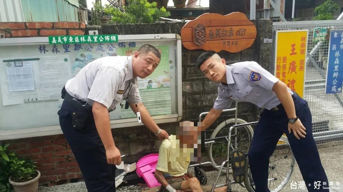 迷途老翁癱坐路中央 警見狀解危助返家