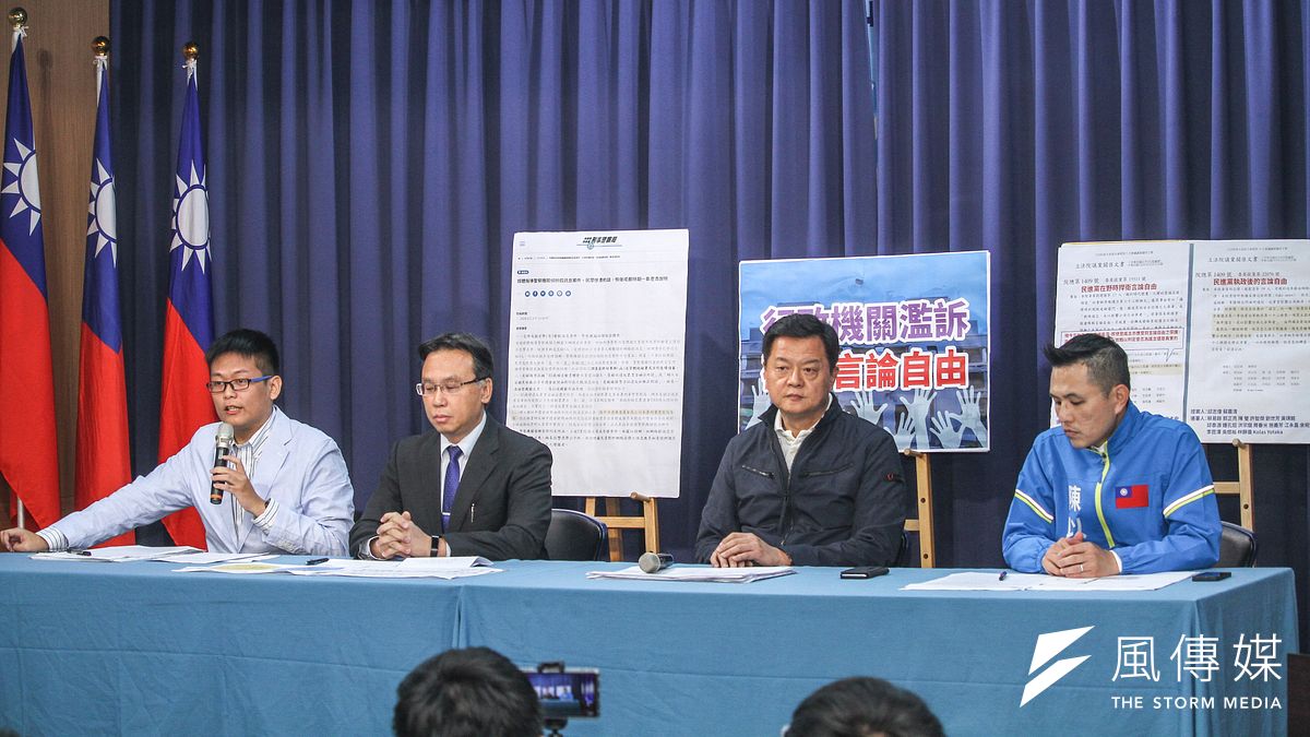 國民黨召開「行政機關濫訴、破壞言論自由」記者會,左起國民黨網路小編呂謦煒、考紀會主委魏平政、競選副總幹事周錫瑋、不分區立委參選人陳以信。(蔡親傑攝) 國民黨召開「行政機關濫訴、破壞言論自由」記者會,左起國民黨網路小編呂謦煒、考紀會主委魏平政、競選副總幹事周錫瑋、不分區立委參選人陳以信。(蔡親傑攝)