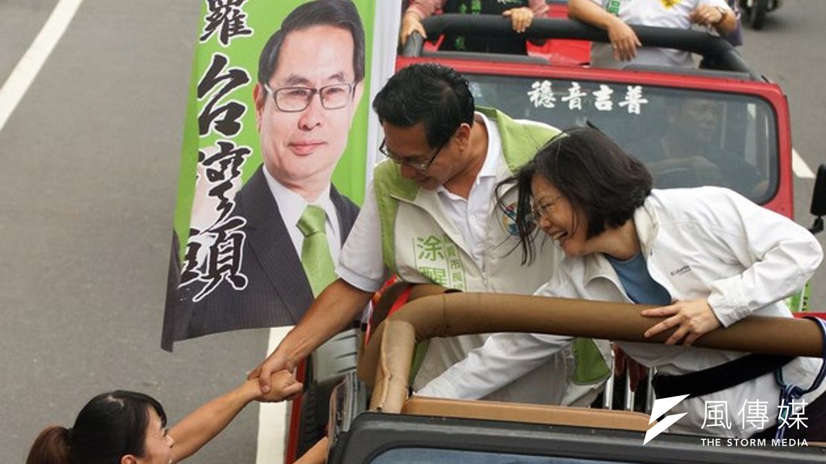 民進黨九合一候選人,由前任黨主席蘇貞昌提名,很多並非最佳候選人,黨主席蔡英文硬拉,打下民進黨史上最佳戰績。(圖為蔡英文輔選嘉義市長當選人涂醒哲的畫面) 民進黨九合一候選人,由前任黨主席蘇貞昌提名,很多並非最佳候選人,黨主席蔡英文硬拉,打下民進黨史上最佳戰績。(圖為蔡英文輔選嘉義市長當選人涂醒哲的畫面)