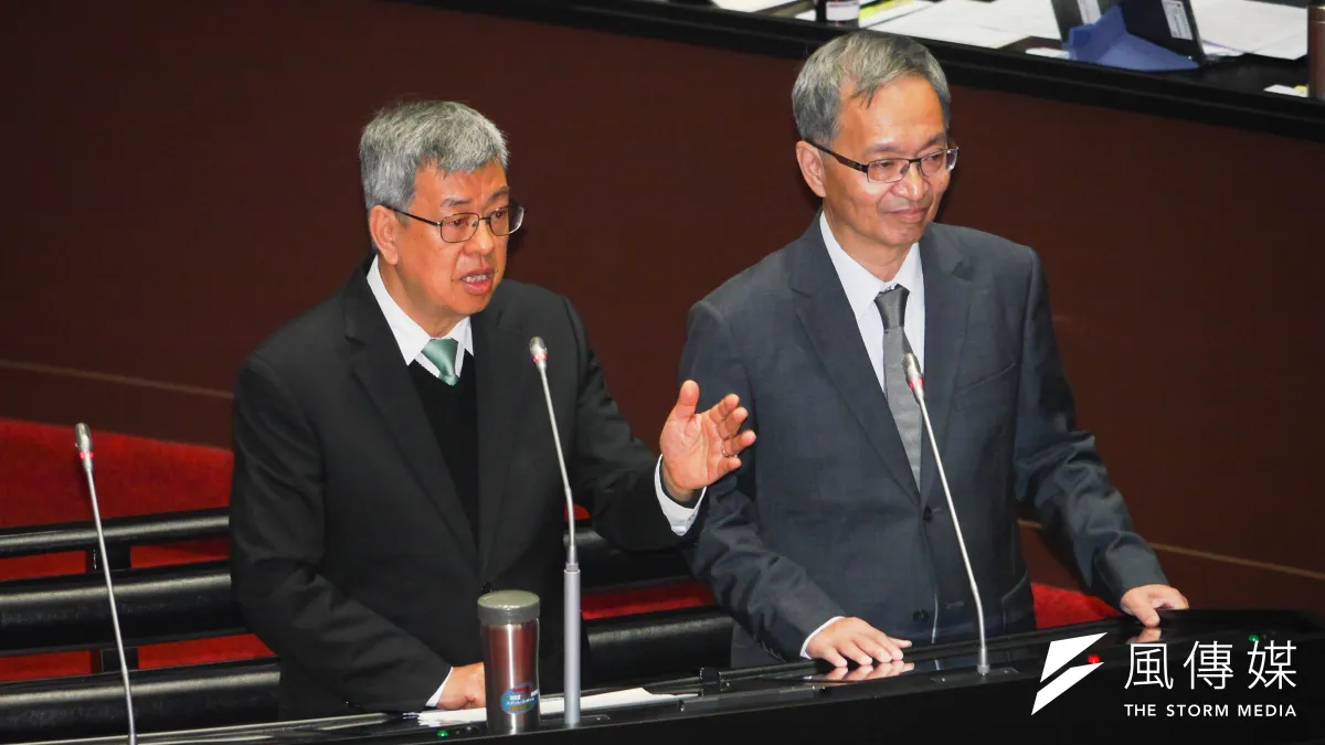 行政院長陳建仁(左)出席立院高端疫苗專案報告及備詢,右為衛福部長薛瑞元。(蔡親傑攝)