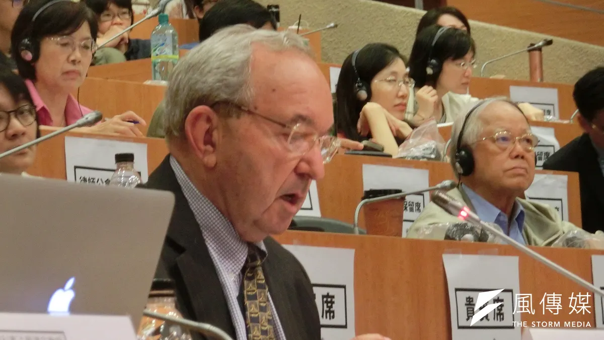 南非憲法法院前大法官葛斯東在模擬憲法法庭提供鑑定人意見。(石秀娟攝) 南非憲法法院前大法官葛斯東在模擬憲法法庭提供鑑定人意見。(石秀娟攝)