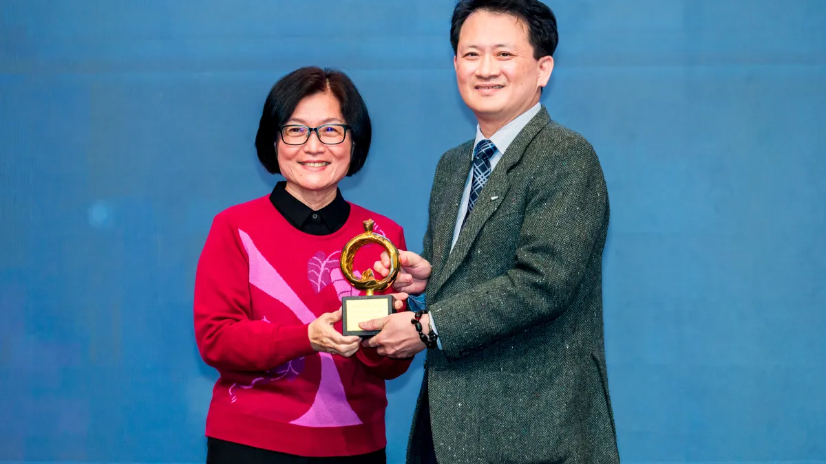 高醫包辦1金7項卓越SNQ國家品質標章殊榮,由王照元院長代表受獎。(圖/高醫提供)