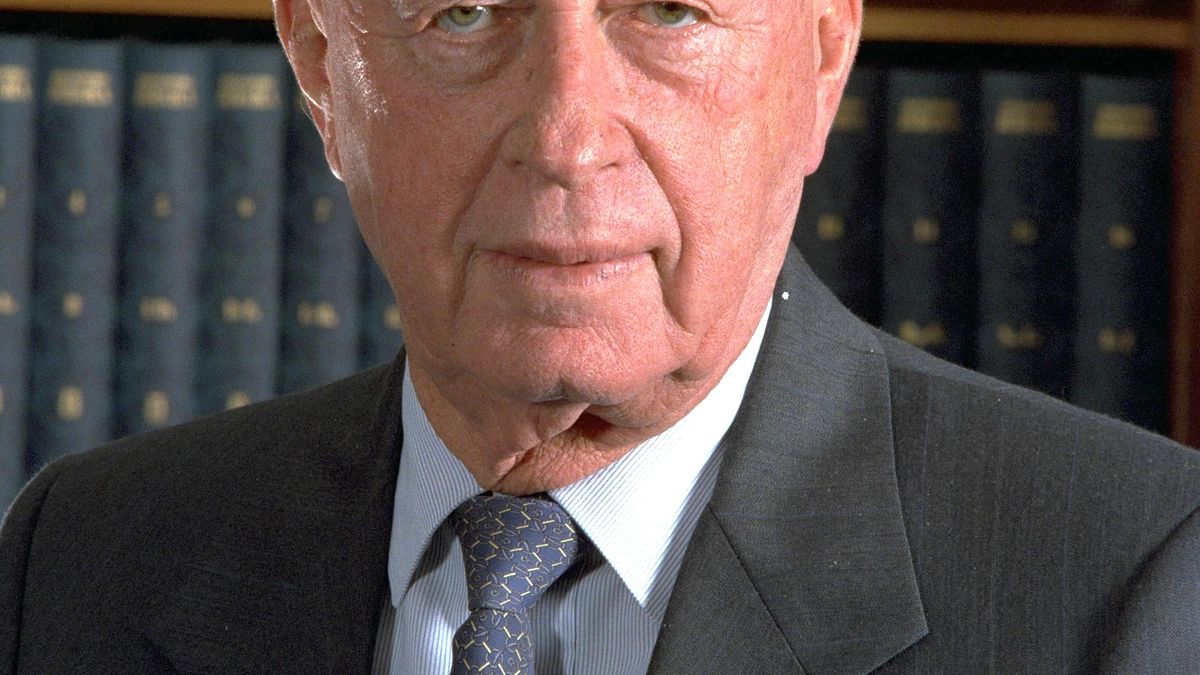 以色列年總理伊扎克.拉賓(見圖)面對國人遭劫持時表示:「我們一直都只打仗,拒絕談判;若是這樣,就好像將全國打造成監獄,讓全民都住進去。終究還是得談!」。(取自維基百科) 以色列年總理伊扎克.拉賓(見圖)面對國人遭劫持時表示:「我們一直都只打仗,拒絕談判;若是這樣,就好像將全國打造成監獄,讓全民都住進去。終究還是得談!」。(取自維基百科)