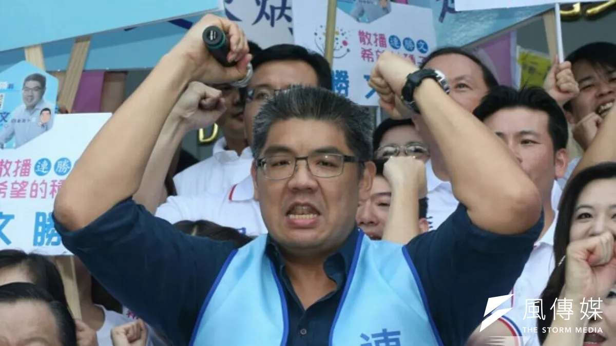 連勝文2日登記參選台北市長,並振臂高喊:「我要宣布,反攻的時候到了,今天就是我們的諾曼第登陸,我們一定奮勇向前,爭取勝利!」(吳逸驊攝)