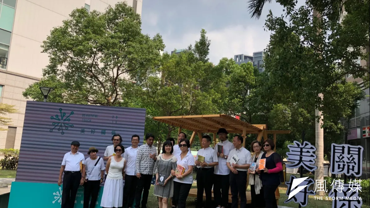美好關係團隊在德行公園推出「蒲公英書席計畫」。(王學呈攝)