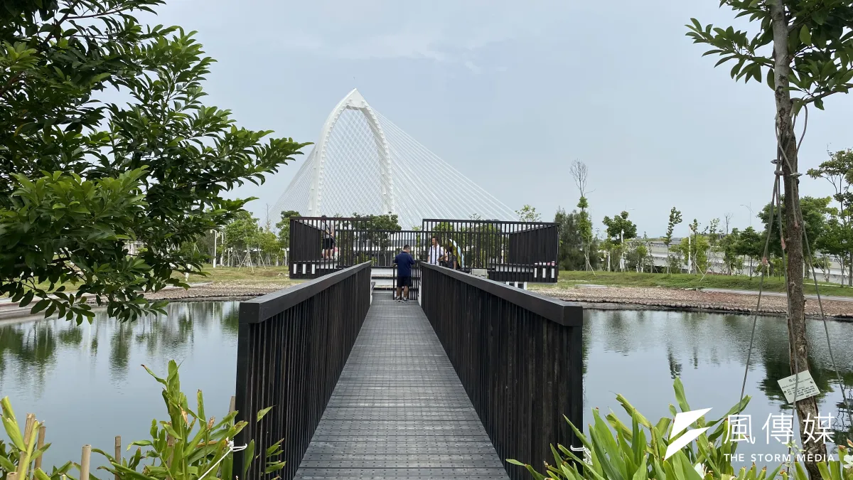 中央公園內的網美景點「抹茶湖」可以眺望科湳愛琴橋。(圖/記者王秀禾攝)