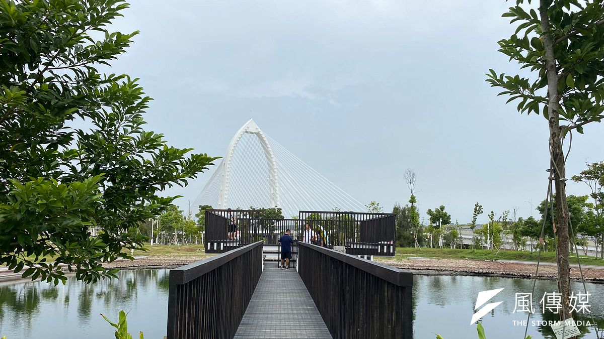 中央公園內的網美景點「抹茶湖」可以眺望科湳愛琴橋。(圖/記者王秀禾攝) 中央公園內的網美景點「抹茶湖」可以眺望科湳愛琴橋。(圖/記者王秀禾攝)
