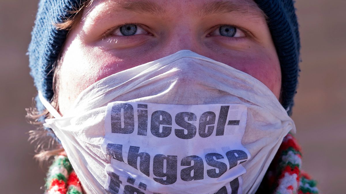 德國環保人士抗議柴油車的廢氣汙染空氣。(美聯社) 德國環保人士抗議柴油車的廢氣汙染空氣。(美聯社)