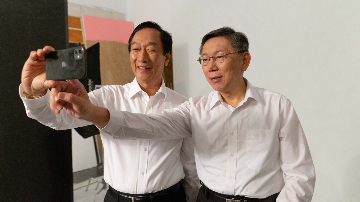 根據台北市政府的消息,台北市長、台灣民眾黨主席柯文哲(右)與鴻海創辦人郭台銘兩人(左)有望在國慶升旗典禮同框。(資料照,台灣民眾黨提供) 根據台北市政府的消息,台北市長、台灣民眾黨主席柯文哲(右)與鴻海創辦人郭台銘兩人(左)有望在國慶升旗典禮同框。(資料照,台灣民眾黨提供)