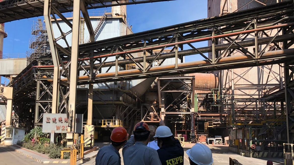 高雄市環保局稽查中鋼燒結製程。(圖/高雄市環保局提供) 高雄市環保局稽查中鋼燒結製程。(圖/高雄市環保局提供)
