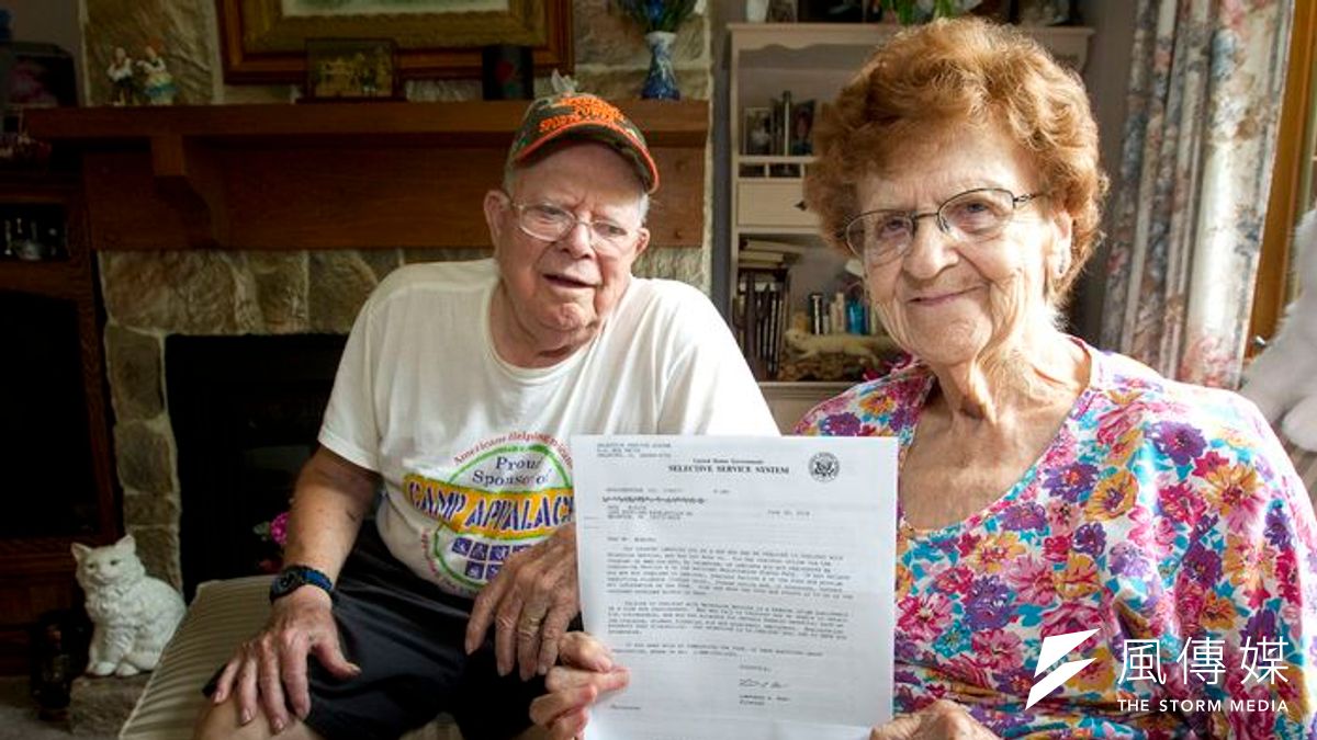 美國賓州的威佛先生(Harold Weaver,左)與太太(右),太太手上拿著過世父親的徵兵單。(美聯社) 美國賓州的威佛先生(Harold Weaver,左)與太太(右),太太手上拿著過世父親的徵兵單。(美聯社)
