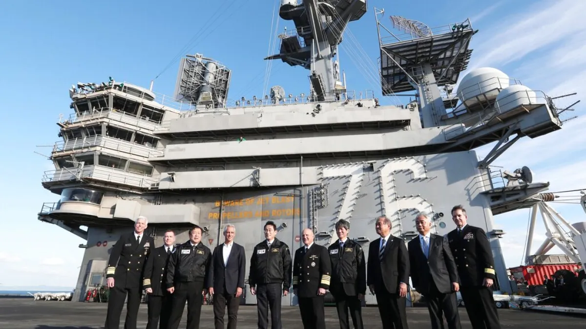 2022年11月6日,日本主辦國際海上閱兵式,日相岸田文雄與防衛大臣濱田靖一登上雷根號航空母艦與美軍將領合影。(美聯社)