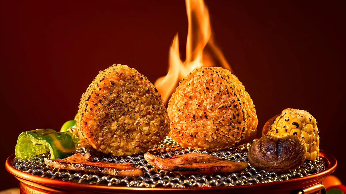 「荷卡料理所」烤飯糰系列無論微波快速加熱,或底部墊上錫箔紙進行直火翻烤,都能輕鬆重現餐廳等級的炙烤美味。圖片來源:聯華食品 「荷卡料理所」烤飯糰系列無論微波快速加熱,或底部墊上錫箔紙進行直火翻烤,都能輕鬆重現餐廳等級的炙烤美味。圖片來源:聯華食品