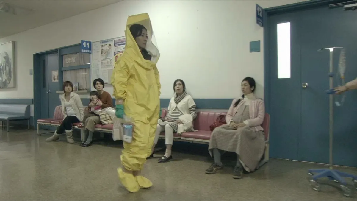 經歷核災,孕婦去哪都害怕得穿上防護衣。(圖/愛奇藝提供)